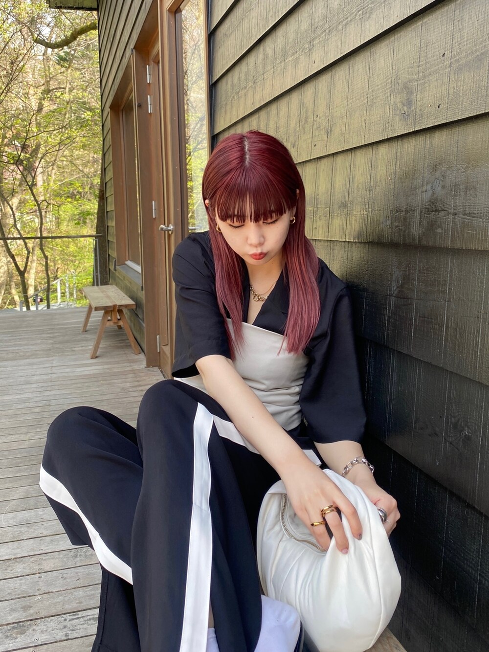 ブラック系のジャケット/アウター、ベージュ系のその他トップス、ベージュ系のパンツを着用したレディースの春コーディネートの6枚目の写真