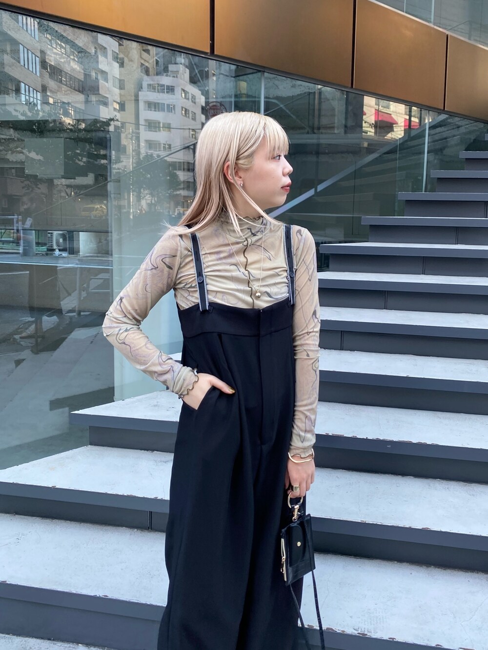 ブラック系のその他パンツ、グリーン系のTシャツ/カットソー、ブラック系のその他シューズを着用したレディースの夏コーディネートの4枚目の写真