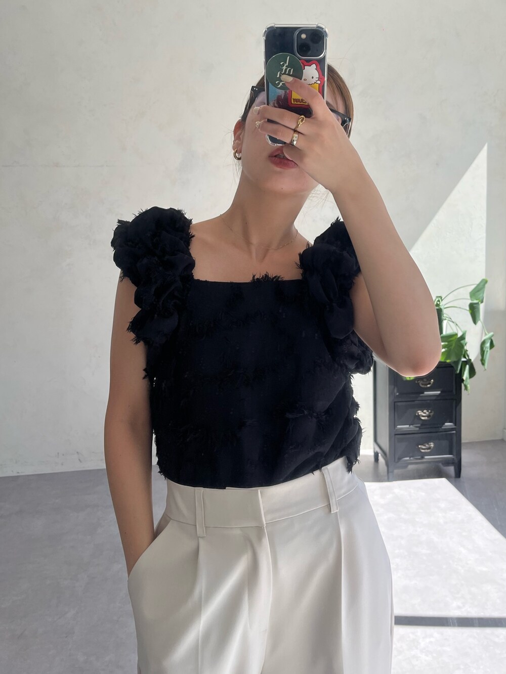 ブラック系のシャツ/ブラウス、ホワイト系のその他パンツを着用したレディースの夏コーディネートの3枚目の写真