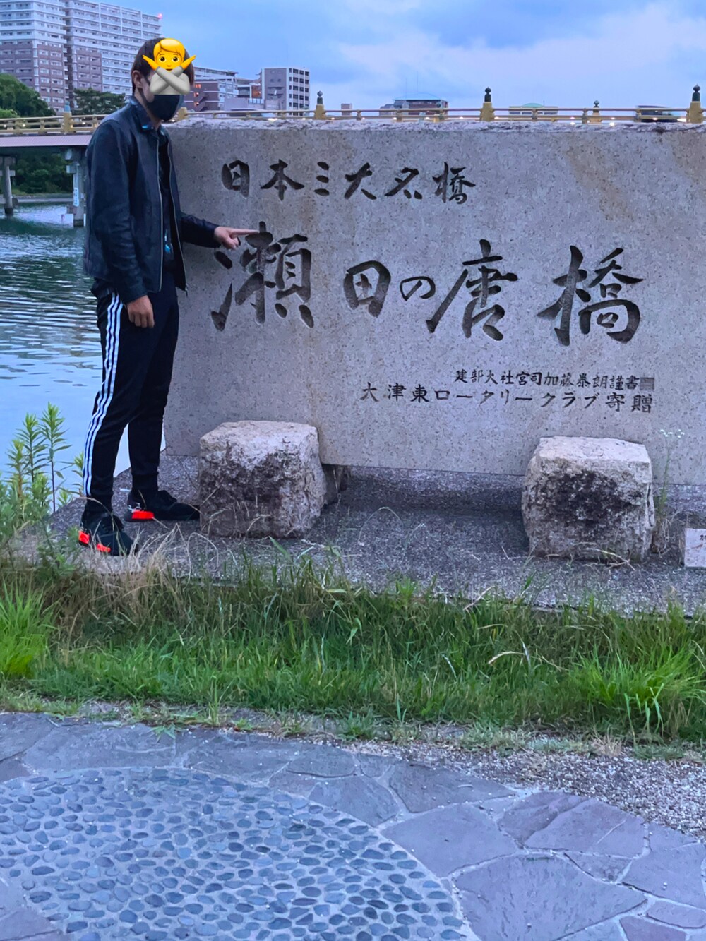 ブラック系のライダースジャケット、ブラック系のスウェットパンツを着用したメンズの夏コーディネートの2枚目の写真