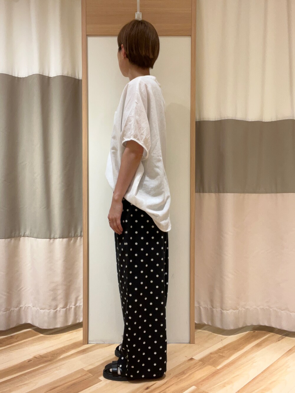 ホワイト系のシャツ/ブラウス、ブラック系のその他パンツ、ブラック系のサンダルを着用したレディースの夏コーディネートの2枚目の写真