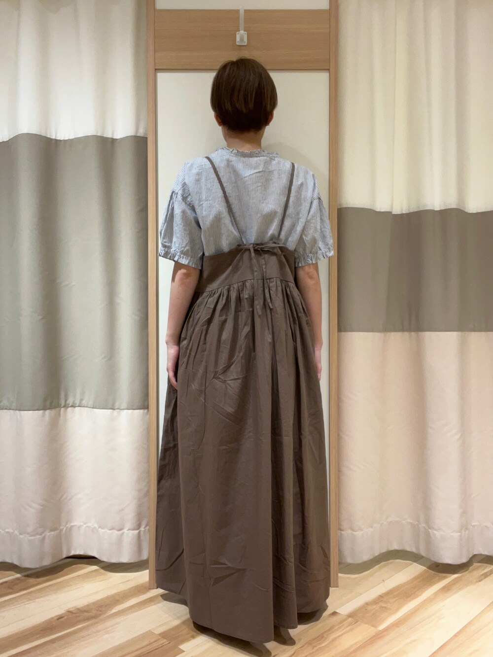 ブラウン系のワンピース、ブルー系のシャツ/ブラウス、ベージュ系のサンダルを着用したレディースの夏コーディネートの3枚目の写真