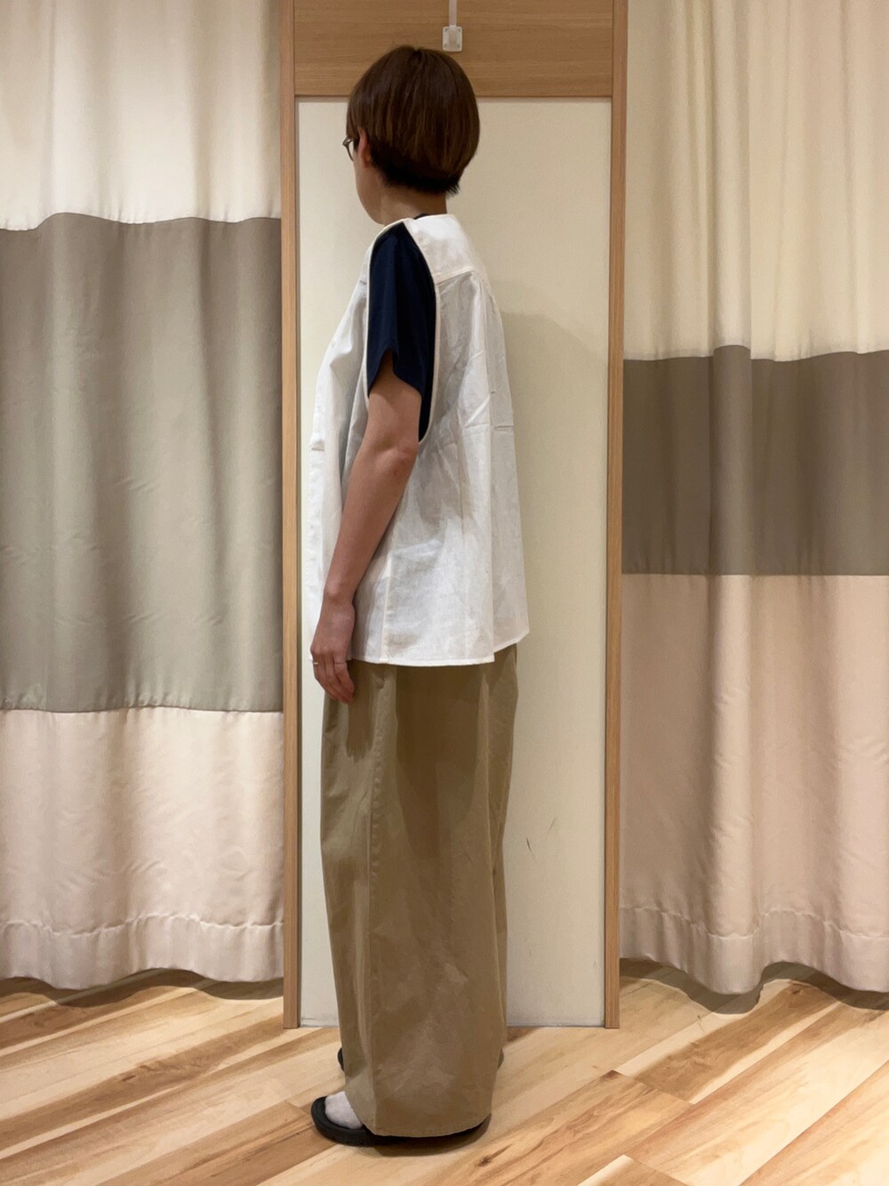 ブルー系のTシャツ/カットソー、ホワイト系のベスト、ベージュ系のその他パンツを着用したレディースの春コーディネートの2枚目の写真