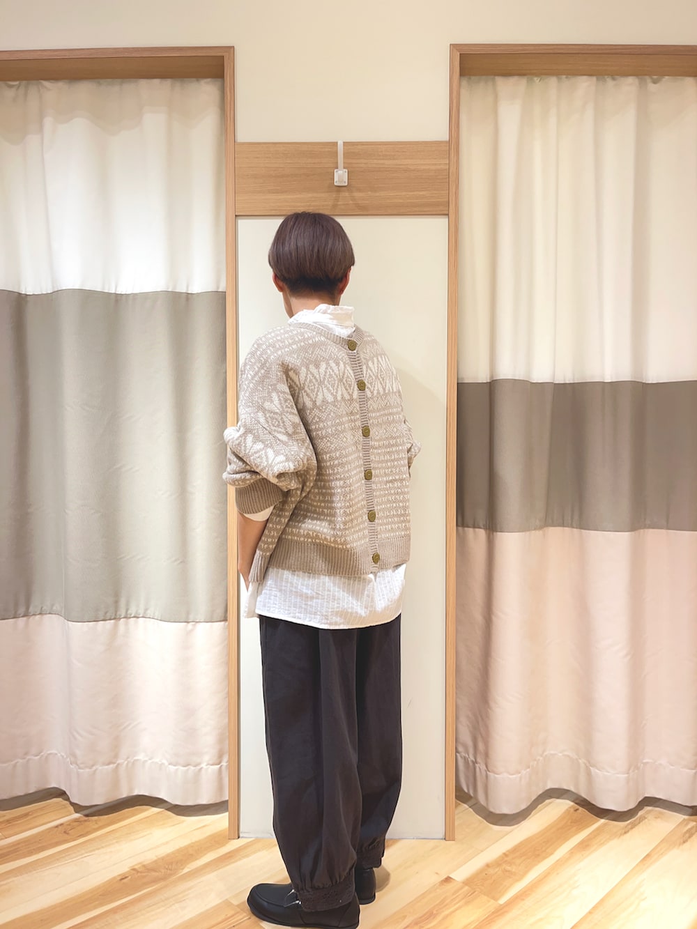 ブラック系のその他パンツ、ベージュ系のカーディガン/ボレロ、ブラック系のローファーを着用したレディースの秋コーディネートの2枚目の写真