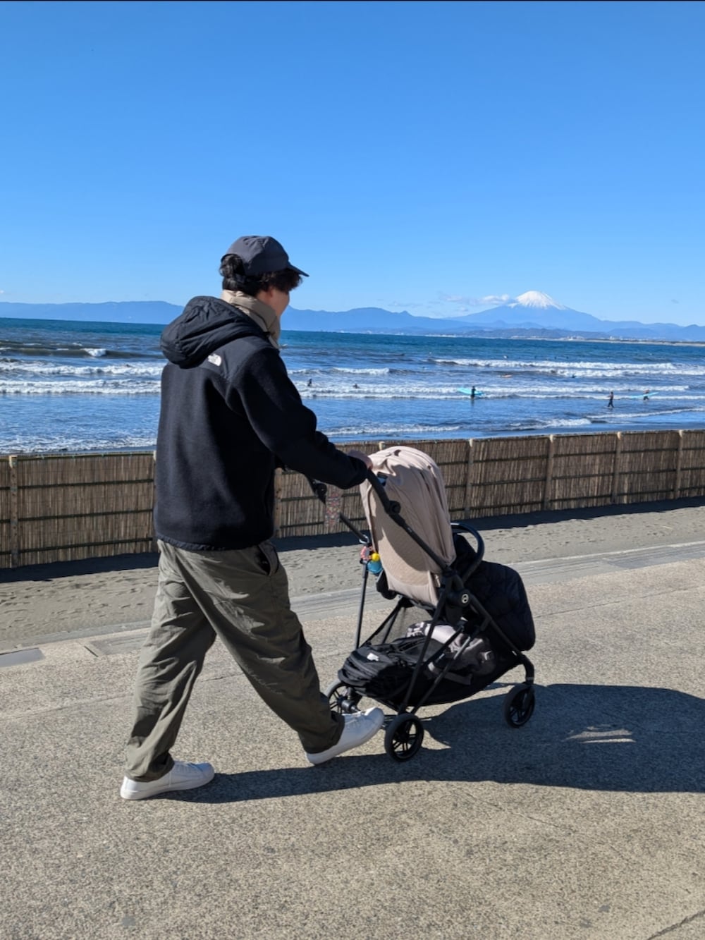 グレー系のスウェットパンツを着用したメンズの冬コーディネートの2枚目の写真