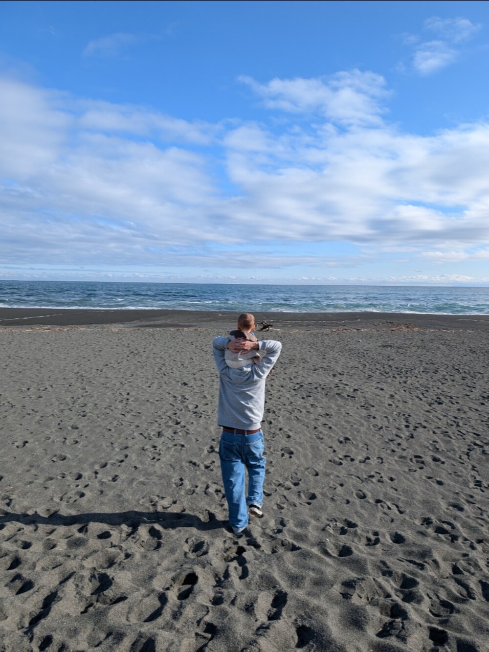 グレー系のスウェットパンツを着用したメンズの冬コーディネートの3枚目の写真