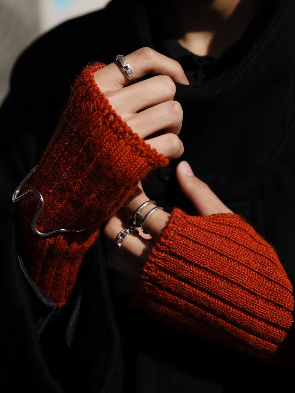 ブラック系のその他アウター、ホワイト系のパンツ、ブラック系のスニーカーを着用したメンズの冬コーディネートの4枚目の写真