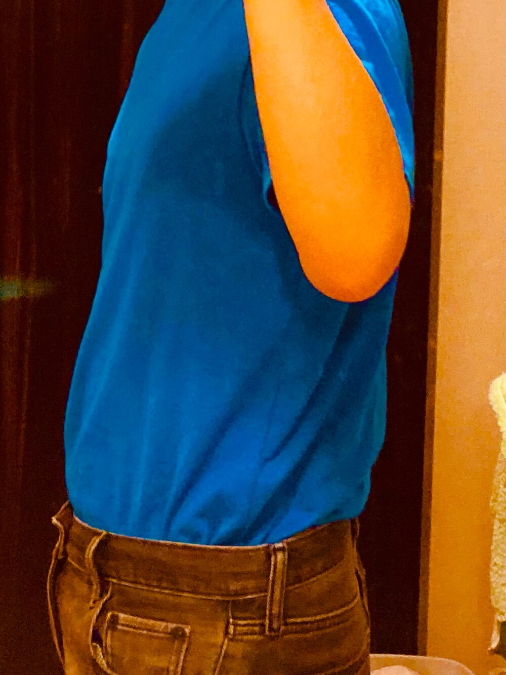 ブラック系のデニムパンツ、ブラック系のジャケット/アウター、ブルー系のTシャツ/カットソーを着用したメンズの春コーディネートの3枚目の写真