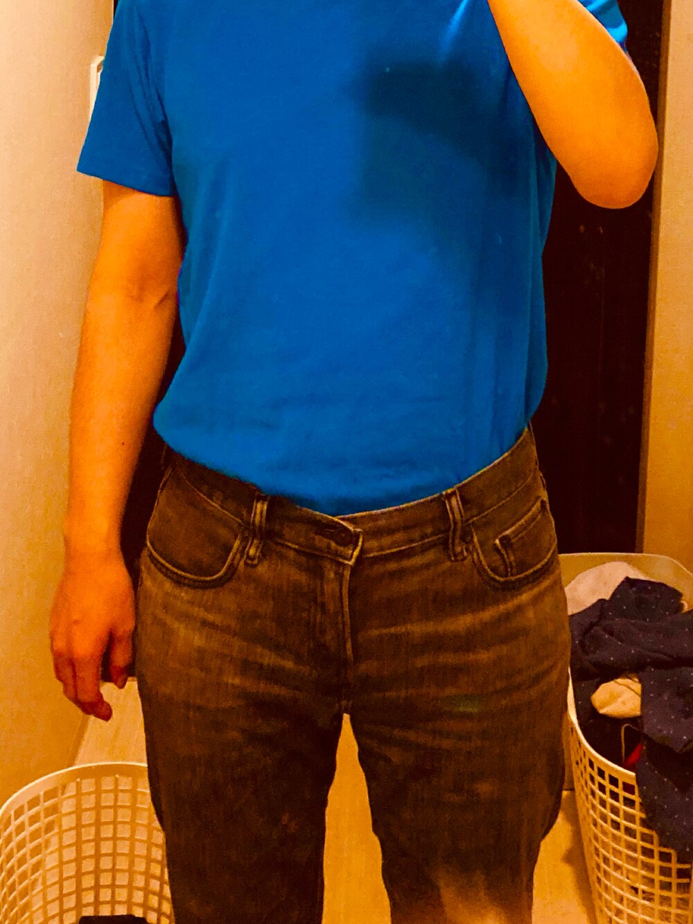 ブラック系のデニムパンツ、ブラック系のジャケット/アウター、ブルー系のTシャツ/カットソーを着用したメンズの春コーディネートの2枚目の写真