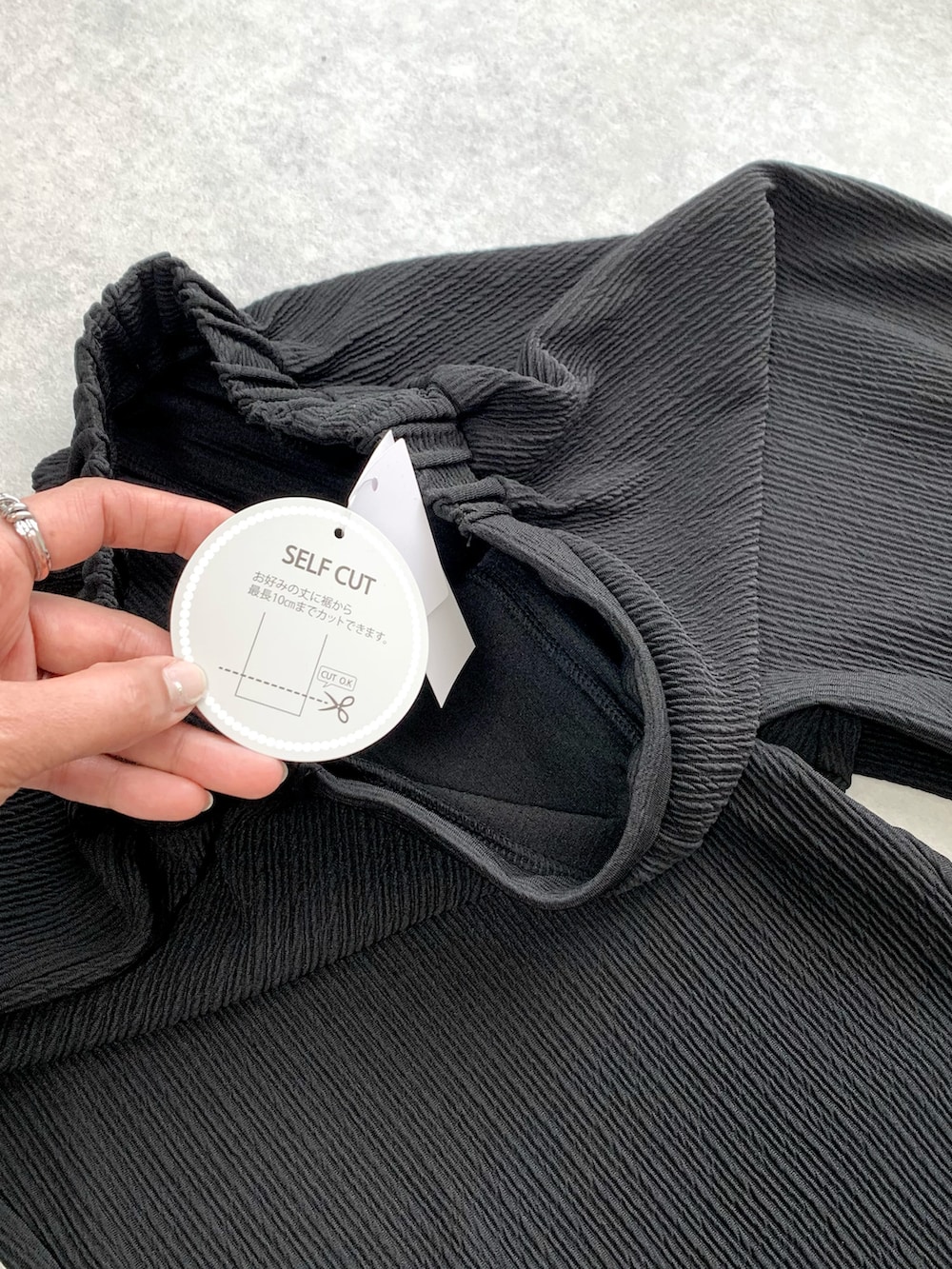 ホワイト系のTシャツ/カットソー、ブラック系のその他パンツ、ブラック系のショルダーバッグを着用したレディースの春コーディネートの2枚目の写真