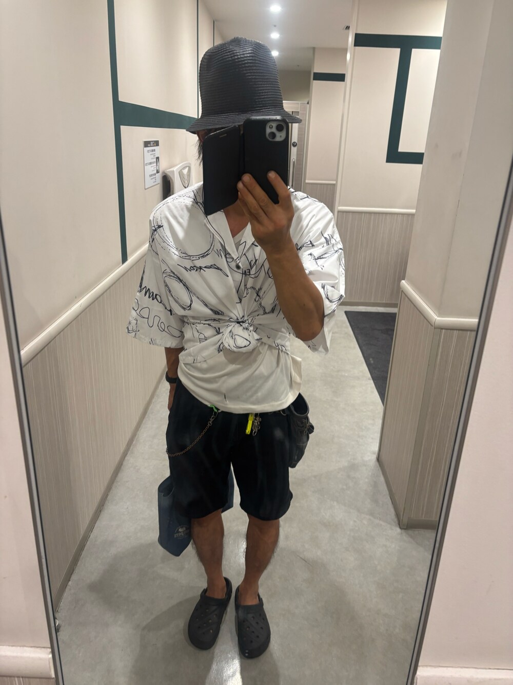 ブラック系のサンダル、ブラック系のチノパンツ、ホワイト系のシャツ/ブラウスを着用したメンズの秋コーディネートの2枚目の写真