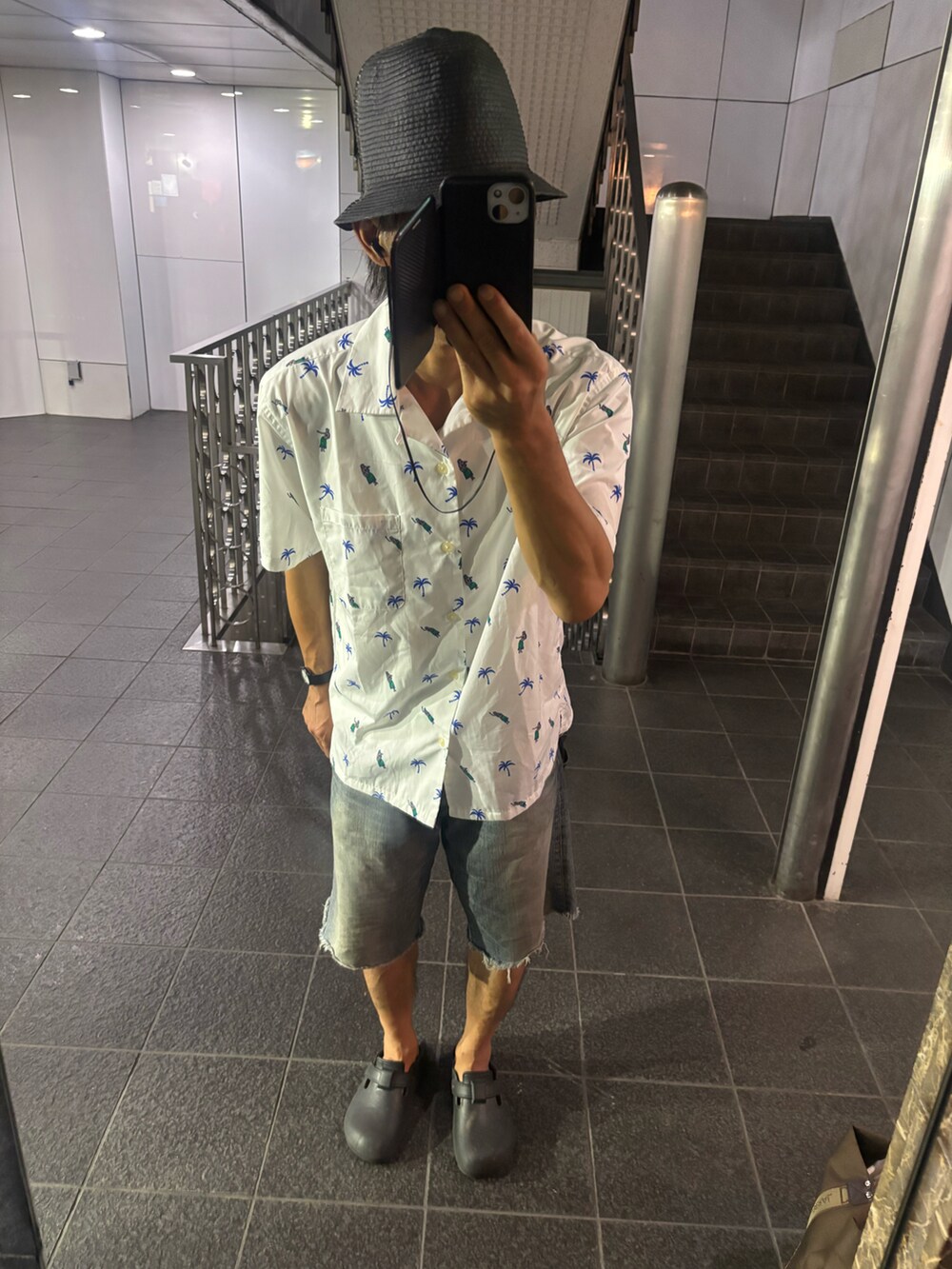 ブラック系のサンダル、ブルー系のデニムパンツ、ホワイト系のシャツ/ブラウスを着用したメンズの秋コーディネートの2枚目の写真