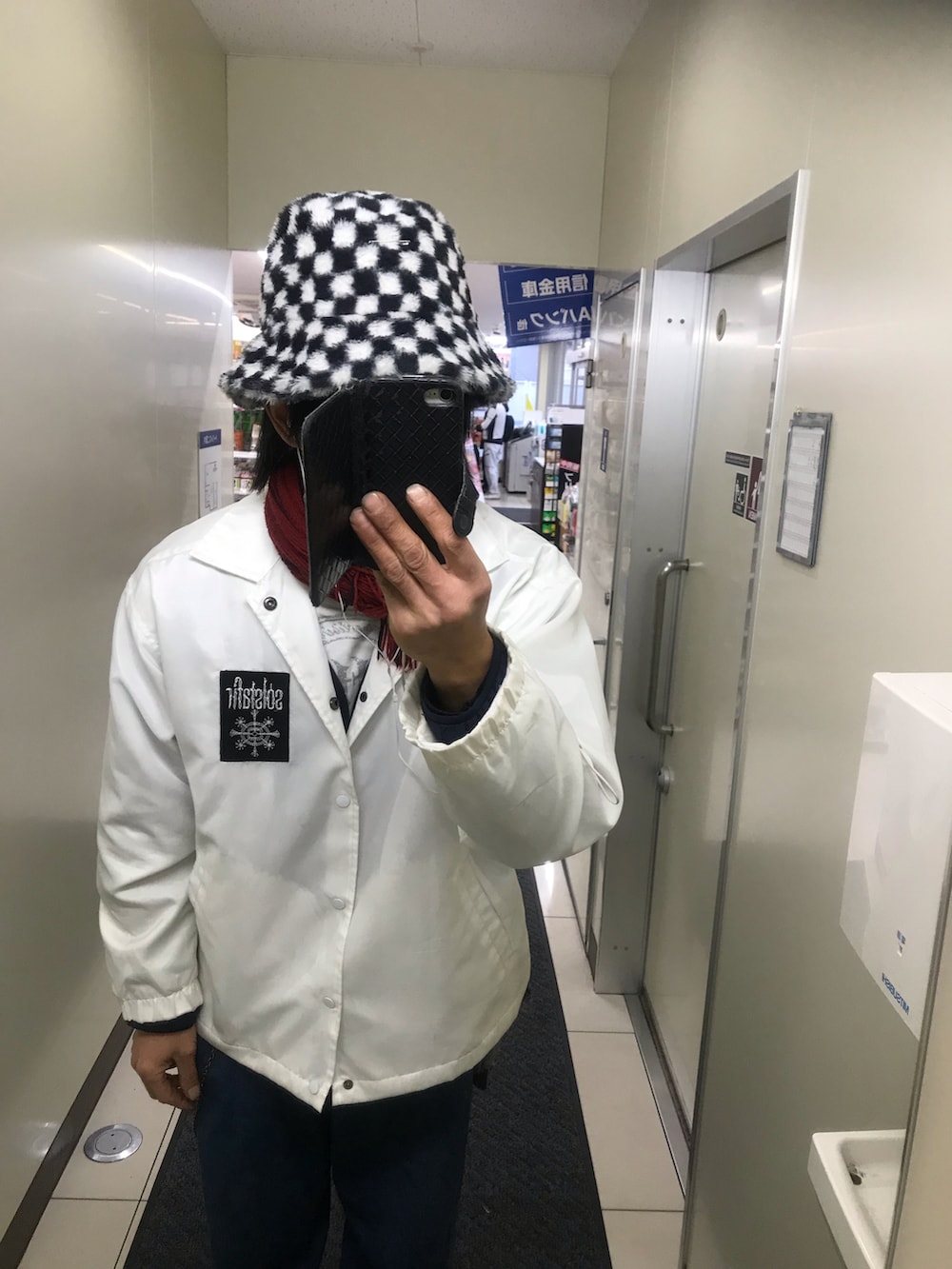 ブルー系のデニムパンツ、ホワイト系のブルゾン、その他のハットを着用したメンズの冬コーディネートの2枚目の写真