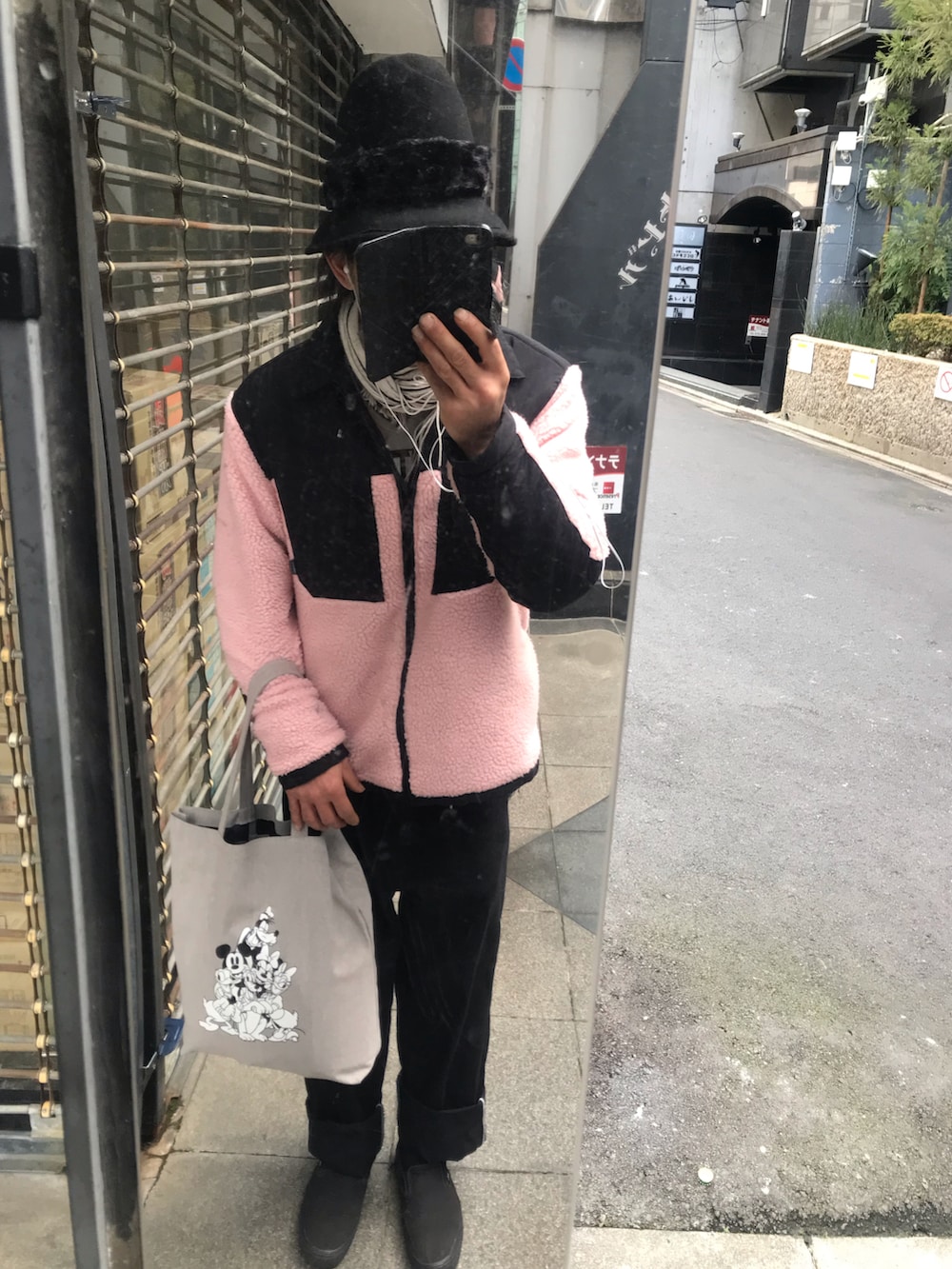 「今日のコーデ、ボアジャケット、黒パンツ、H&M、VANS、VANSスリッポン、Dickies、disney」｜「Disneyのアイテム（トートバッグ、グレー系）」を使った、ともキングさん（メンズ・176cm）の冬コーディネートの2枚目の写真