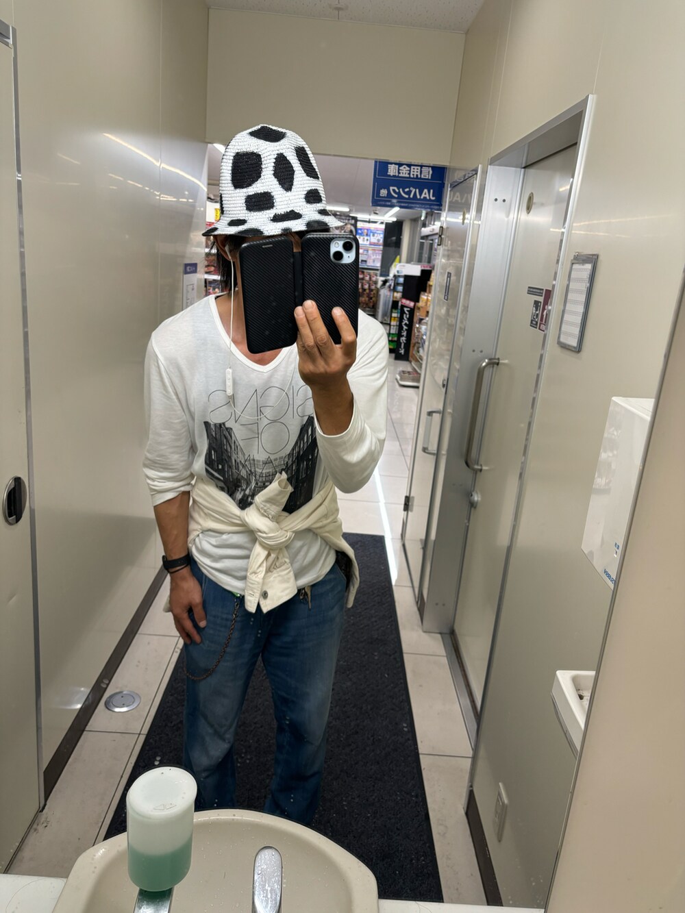 ブルー系のデニムパンツ、ホワイト系のデニムジャケット、ホワイト系のTシャツ/カットソーを着用したメンズの秋コーディネートの2枚目の写真