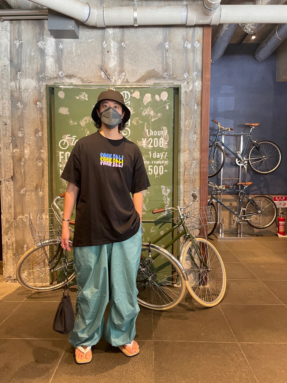 ホワイト系のサンダル、ブラック系のTシャツ/カットソー、グリーン系のその他パンツを着用したメンズの夏コーディネートの4枚目の写真