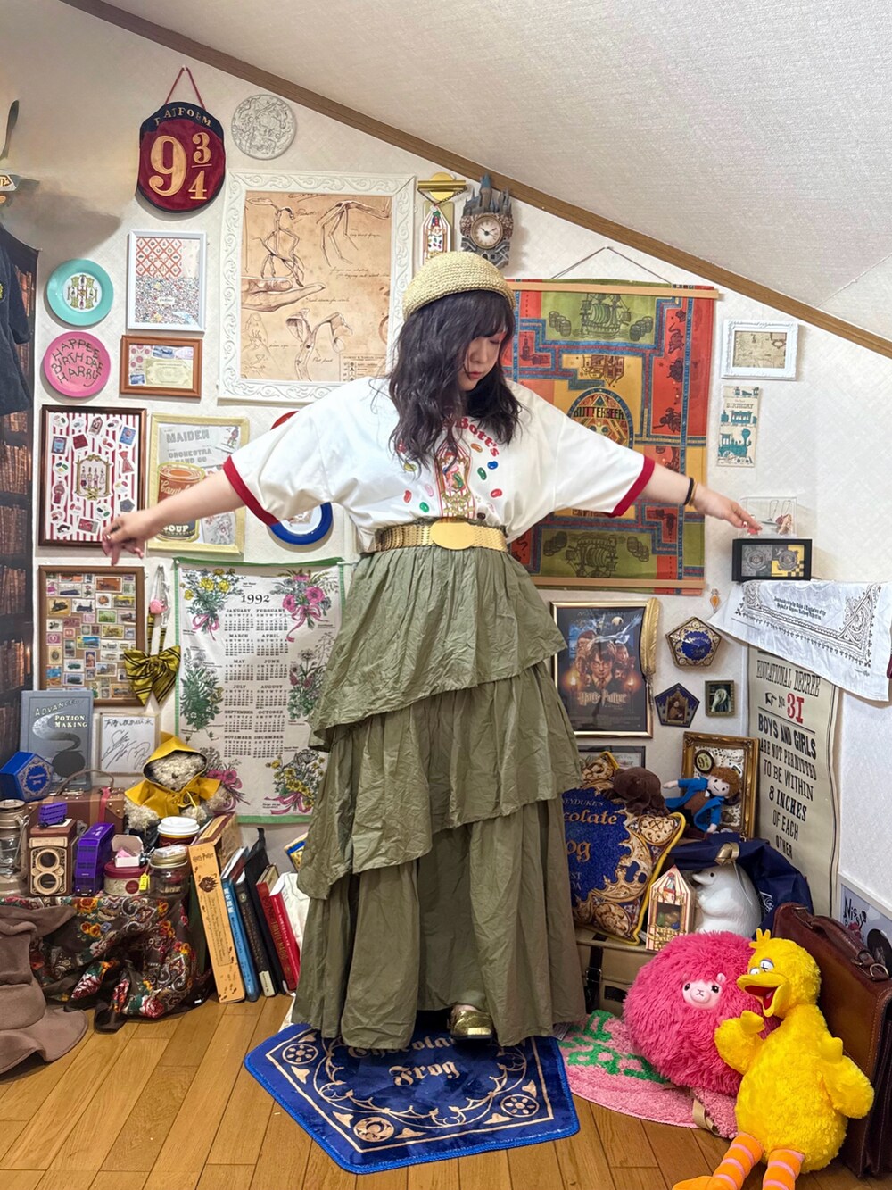 ホワイト系のTシャツ/カットソーを着用したレディースの夏コーディネートの3枚目の写真