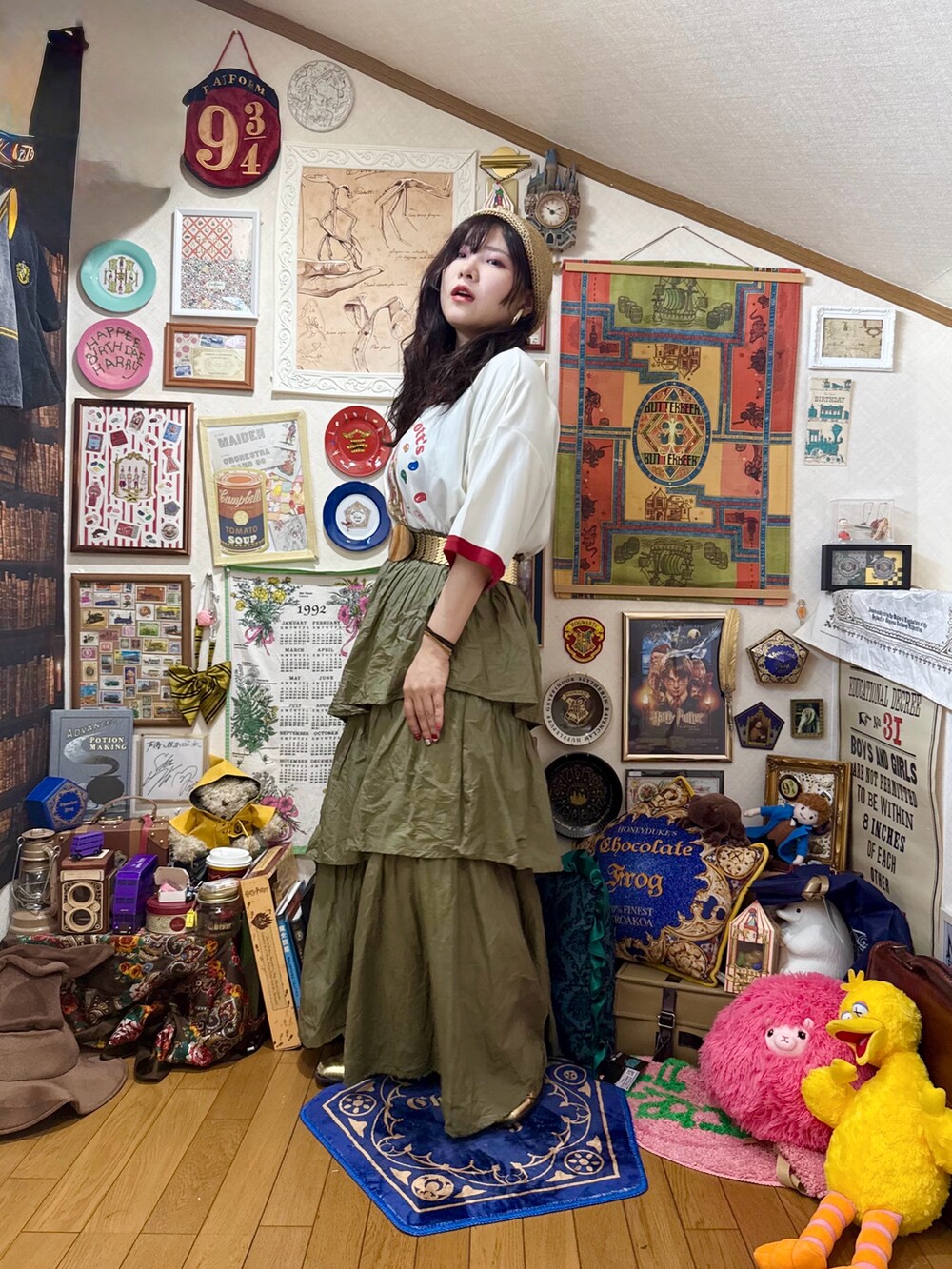 ホワイト系のTシャツ/カットソーを着用したレディースの夏コーディネートの2枚目の写真