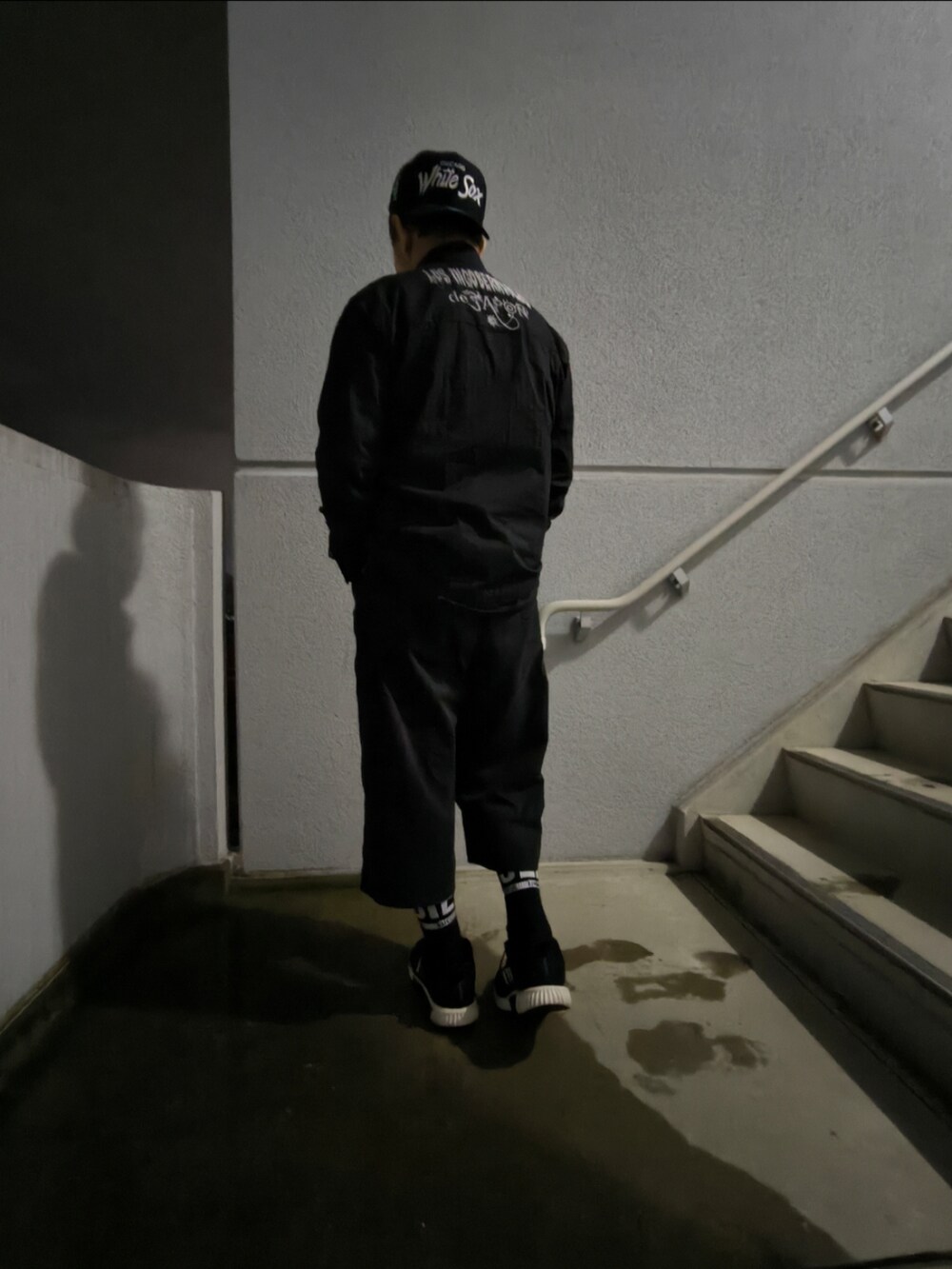 ブラック系のスニーカー、ブラック系のパンツ、ブラック系のシャツ/ブラウスを着用したメンズの冬コーディネートの2枚目の写真