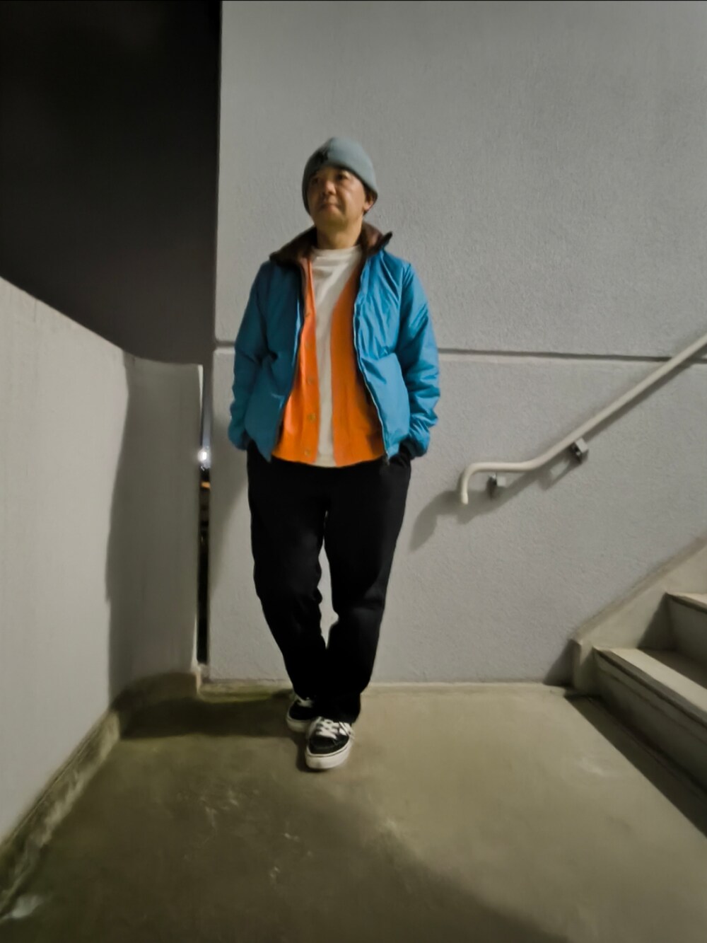 「重ね着、着回しコーデ、レイヤードスタイル、リバーシブル、ダウン、古着MIX、いいね！返し、お洒落さんと繋がりたい、いいね!お気に入りフォルダーインフォローお願いします」｜「VANSのアイテム（スニーカー、ブラック系）」を使った、とっくんさん（メンズ・170cm）の冬コーディネートの3枚目の写真