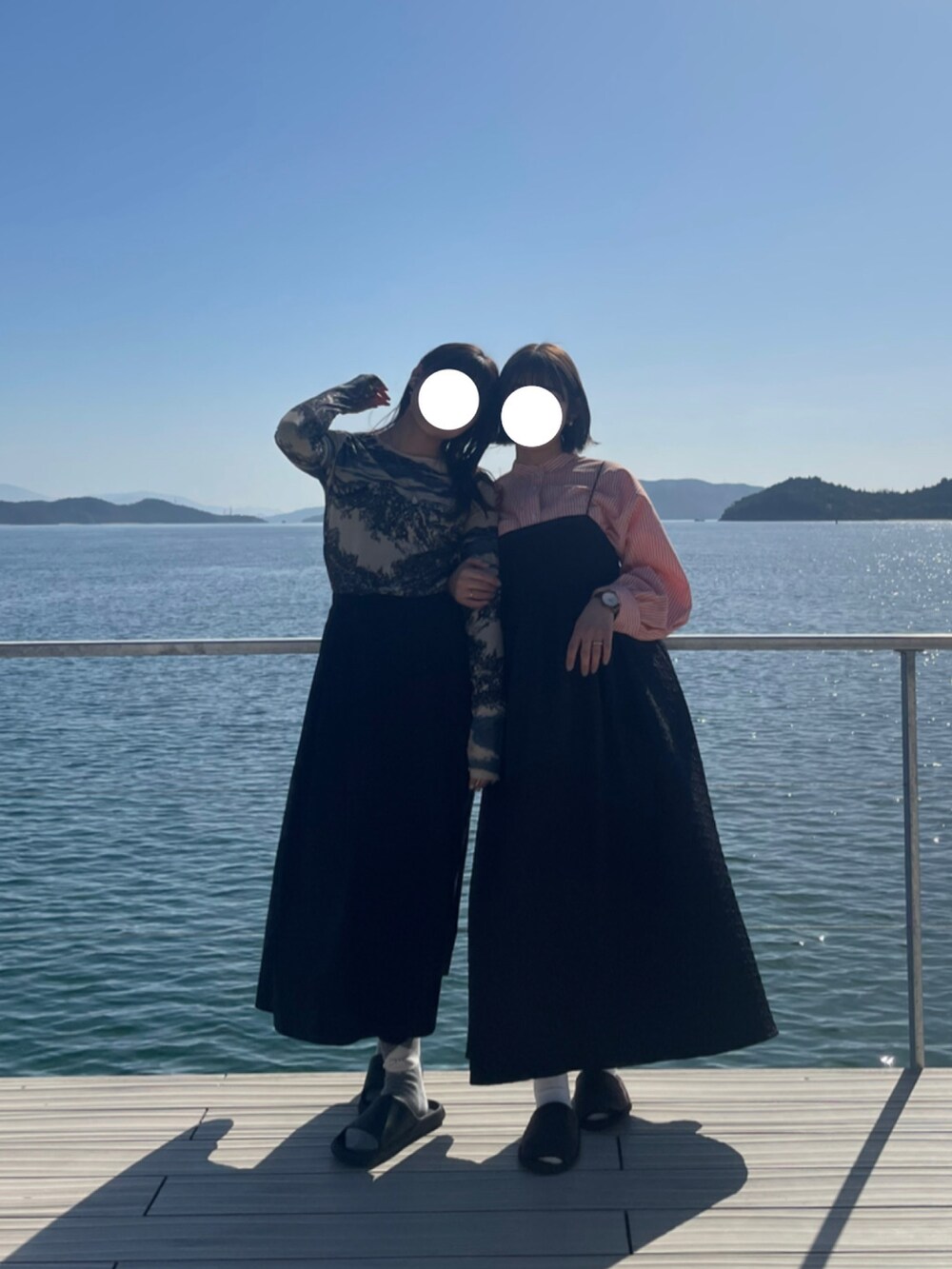 オレンジ系のシャツ/ブラウス、ブラック系のワンピース/ドレスを着用したレディースの春コーディネートの2枚目の写真