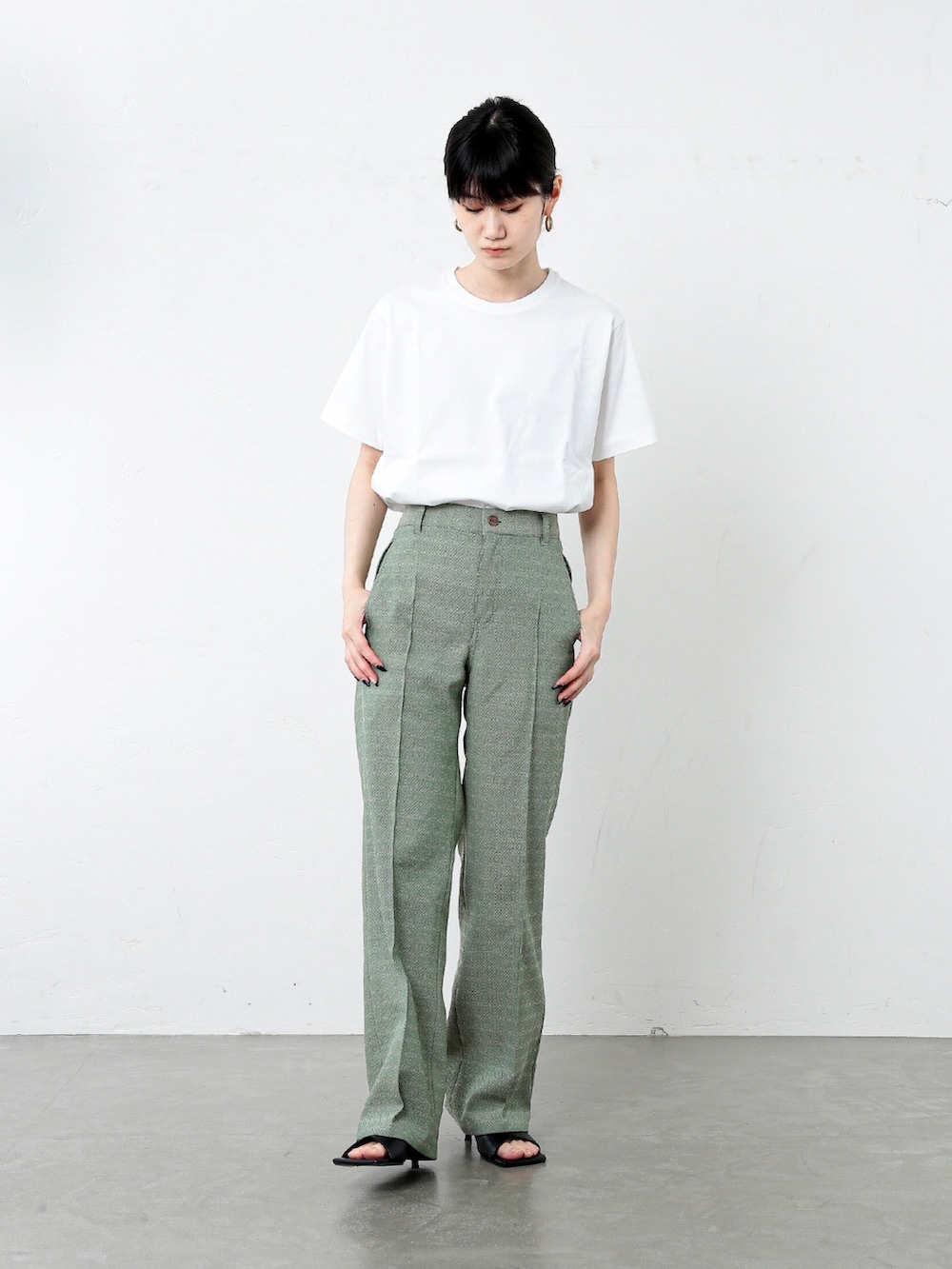 その他のTシャツ/カットソー、その他のスラックスを着用したレディースの夏コーディネートの2枚目の写真