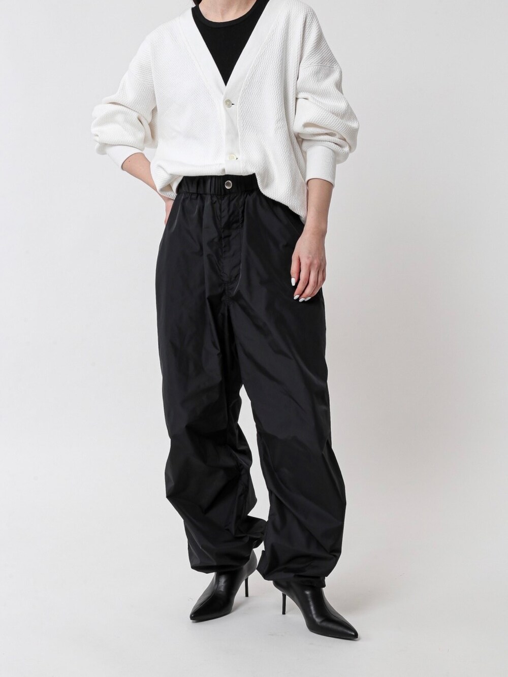 ホワイト系のカーディガン/ボレロ、ブラック系のその他パンツを着用したレディースの春コーディネートの2枚目の写真