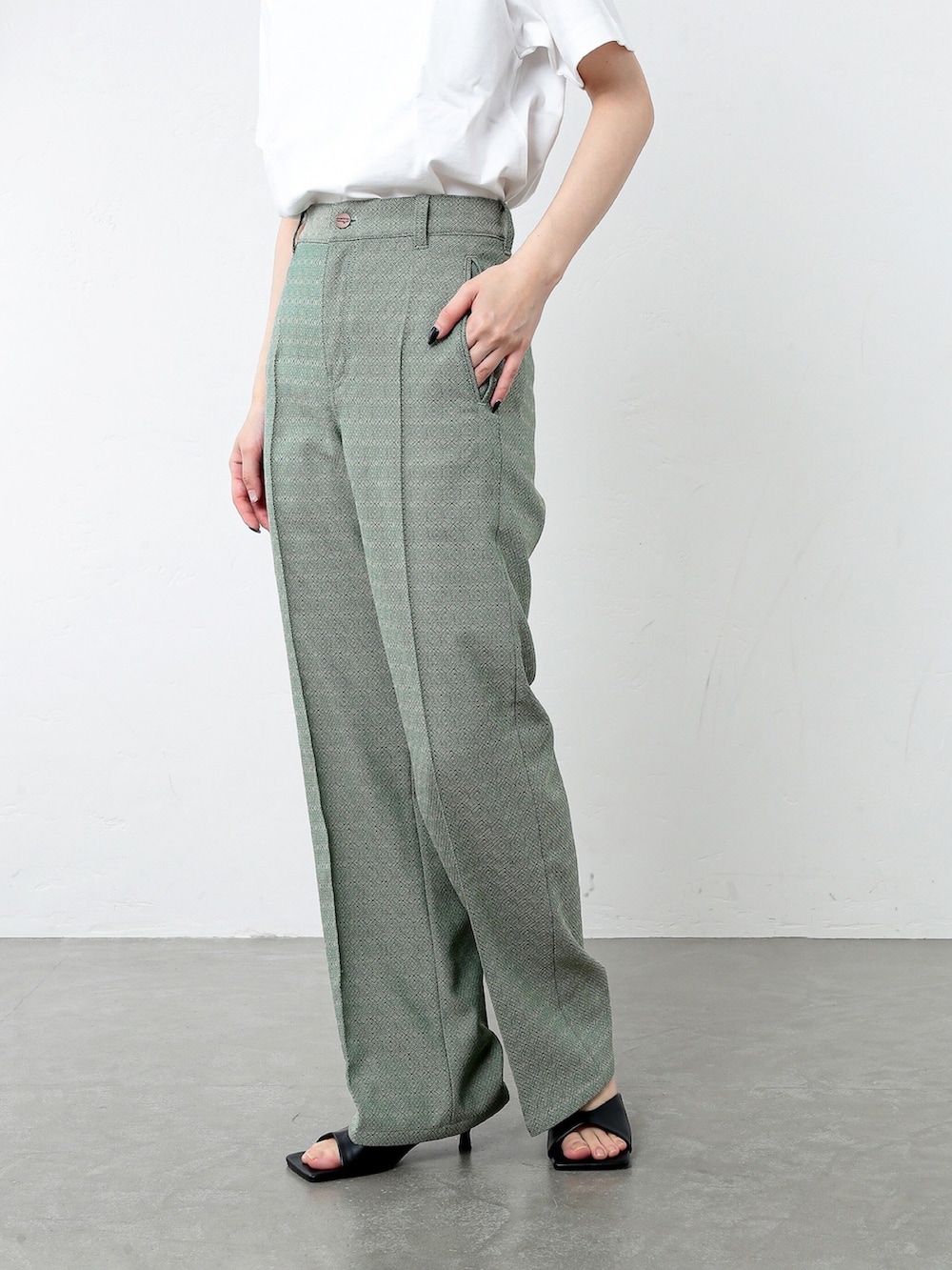 その他のTシャツ/カットソー、その他のスラックスを着用したレディースの夏コーディネートの3枚目の写真