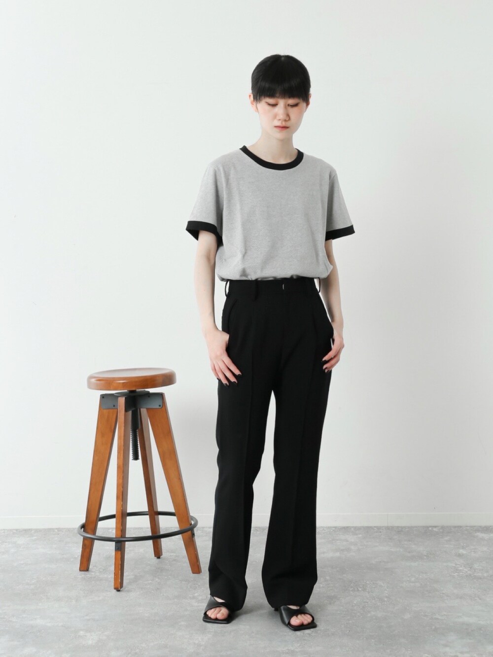 グレー系のTシャツ/カットソー、ブラック系のスラックスを着用したレディースの春コーディネートの2枚目の写真