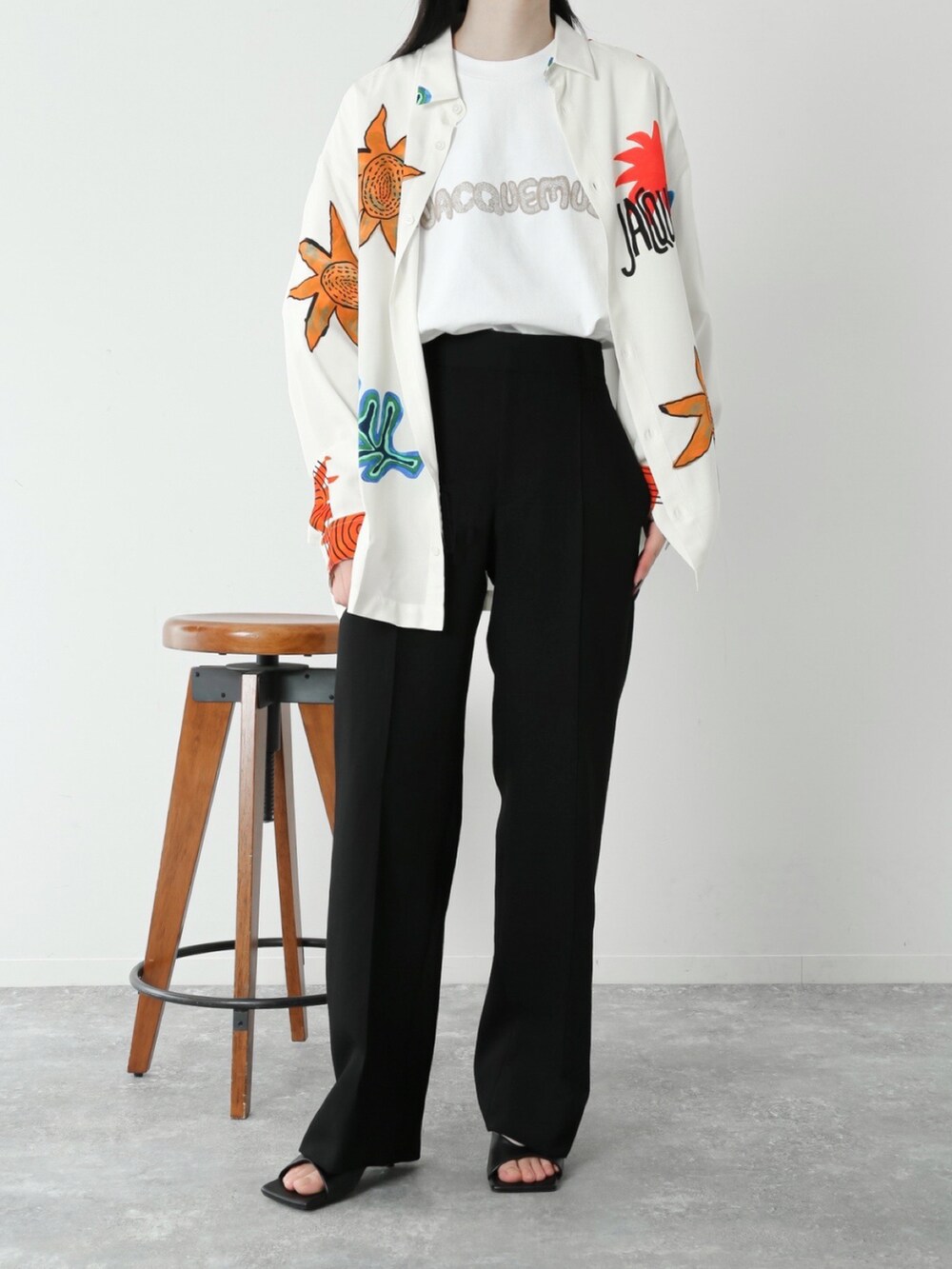 ブラック系のスラックス、ホワイト系のTシャツ/カットソー、その他のシャツ/ブラウスを着用したレディースの春コーディネートの2枚目の写真