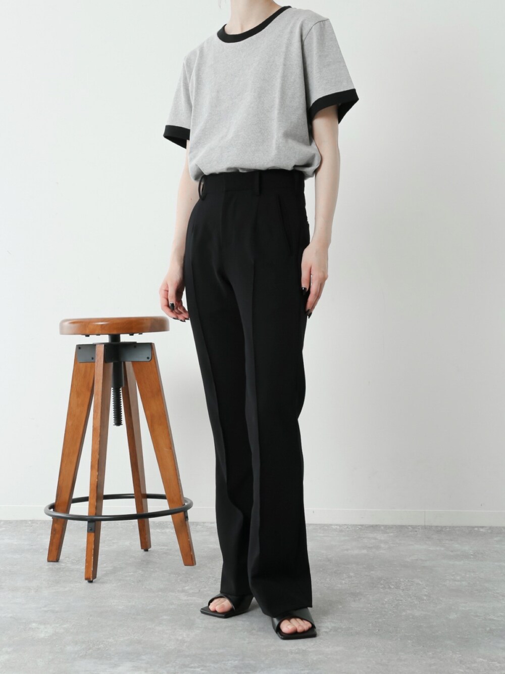 グレー系のTシャツ/カットソー、ブラック系のスラックスを着用したレディースの春コーディネートの4枚目の写真
