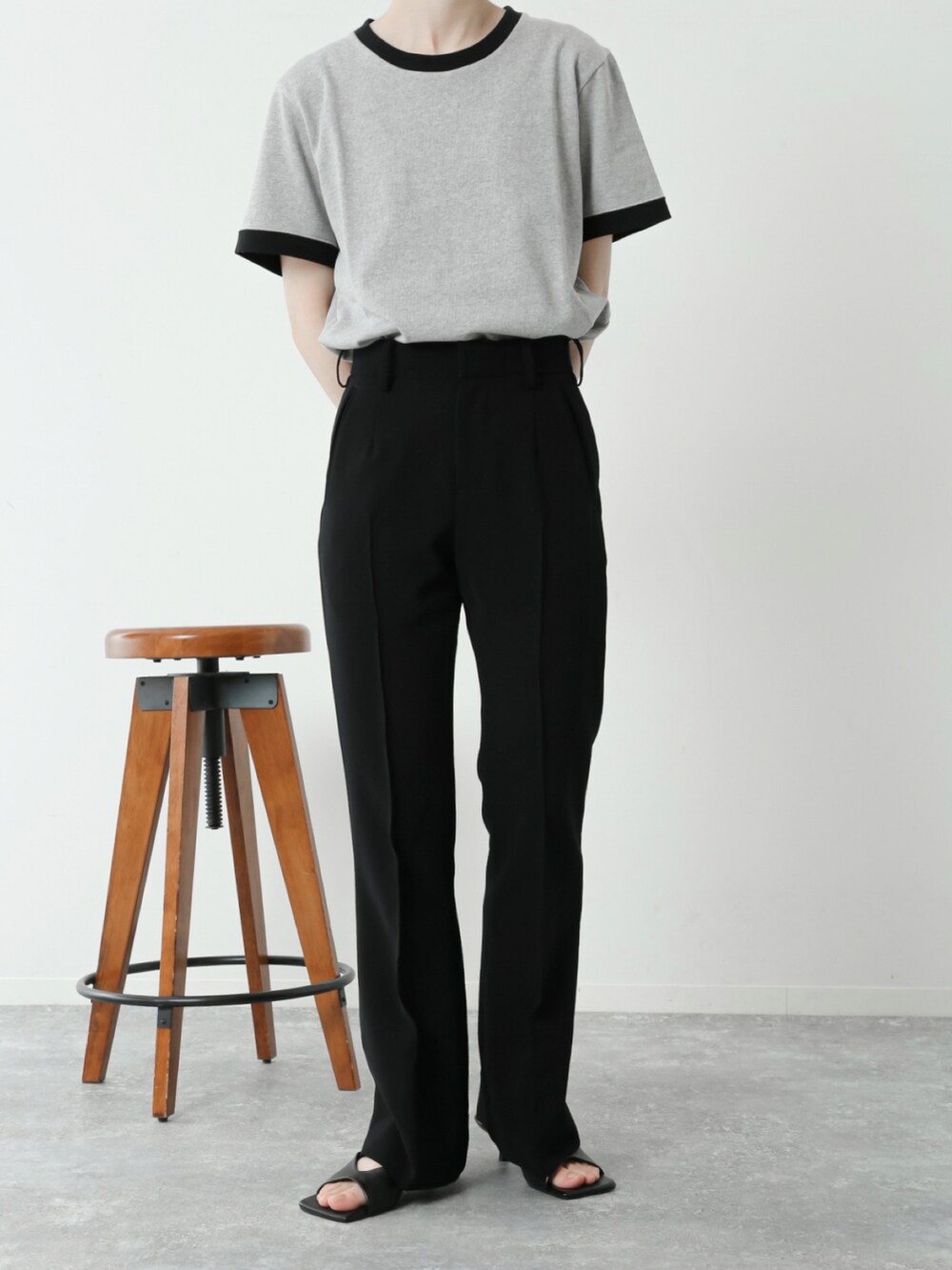 グレー系のTシャツ/カットソー、ブラック系のスラックスを着用したレディースの春コーディネートの3枚目の写真