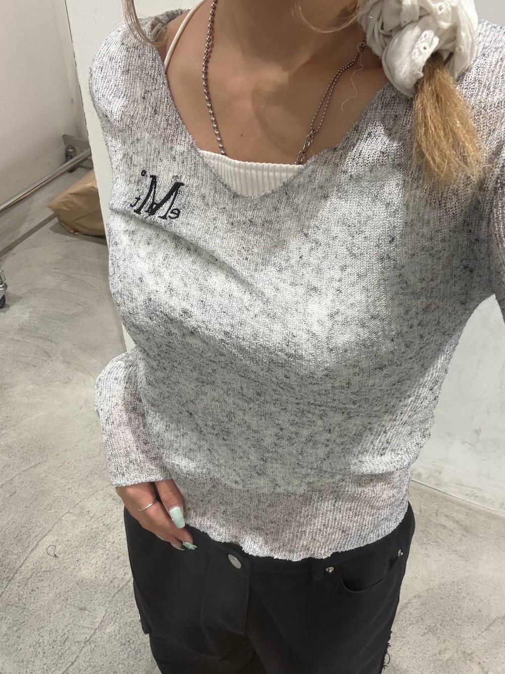 グレー系のTシャツ/カットソー、ブラック系のカーゴパンツを着用したレディースの秋コーディネートの2枚目の写真