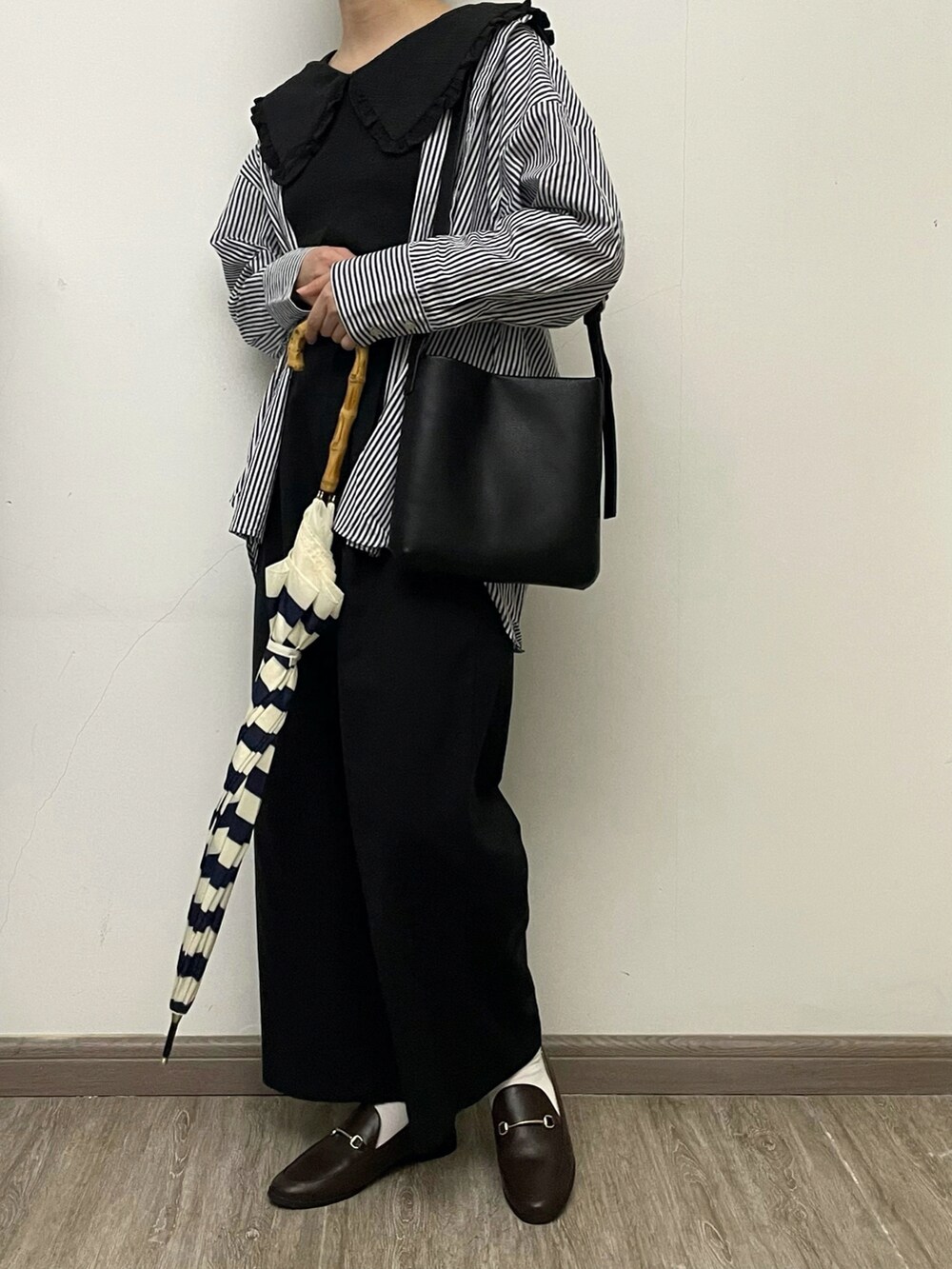 ブラック系のベスト、ブルー系のシャツ/ブラウス、ブラック系のその他パンツを着用したレディースの夏コーディネートの2枚目の写真