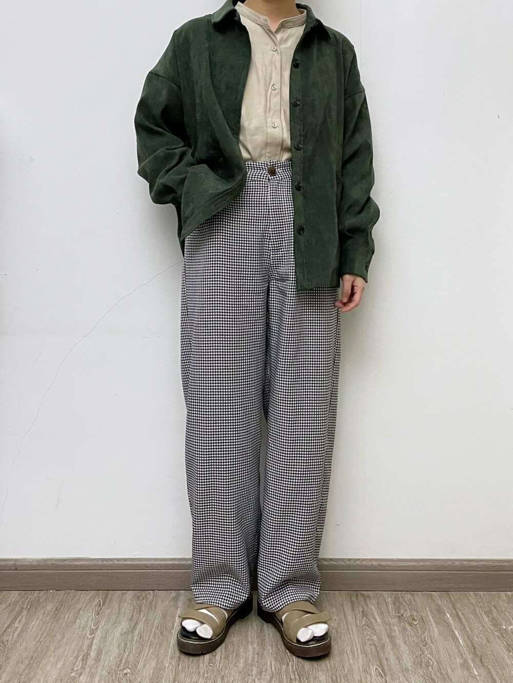 ホワイト系のシャツ/ブラウス、グリーン系のシャツ/ブラウス、ブラック系のパンツを着用したレディースの秋コーディネートの2枚目の写真