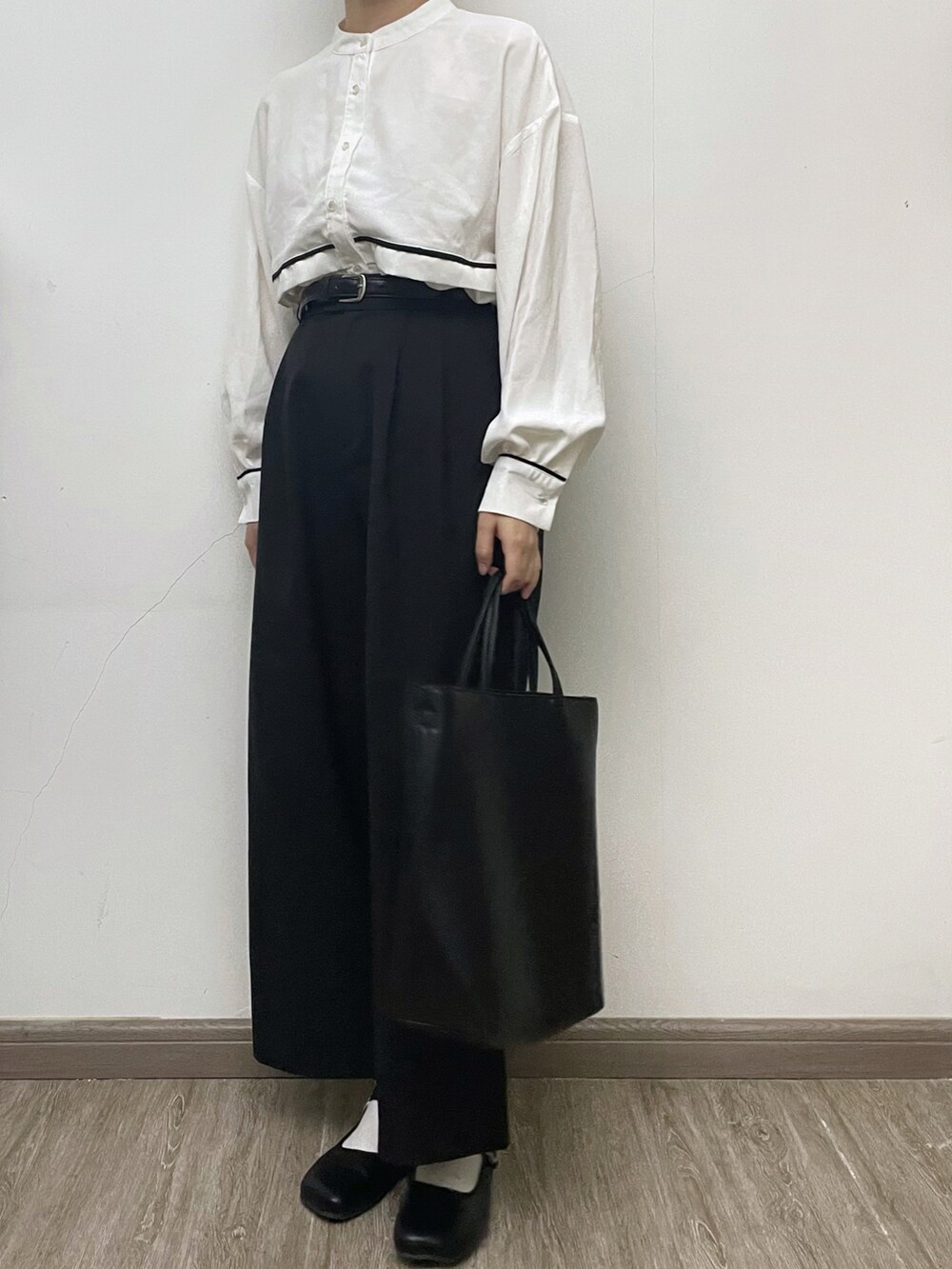 ホワイト系のシャツ/ブラウス、ブラック系のトートバッグ、ブラック系のパンプスを着用したレディースの秋コーディネートの2枚目の写真