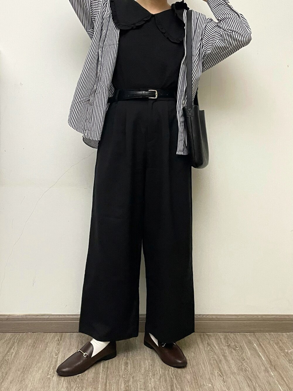 ブラック系のベスト、ブルー系のシャツ/ブラウス、ブラック系のその他パンツを着用したレディースの夏コーディネートの3枚目の写真