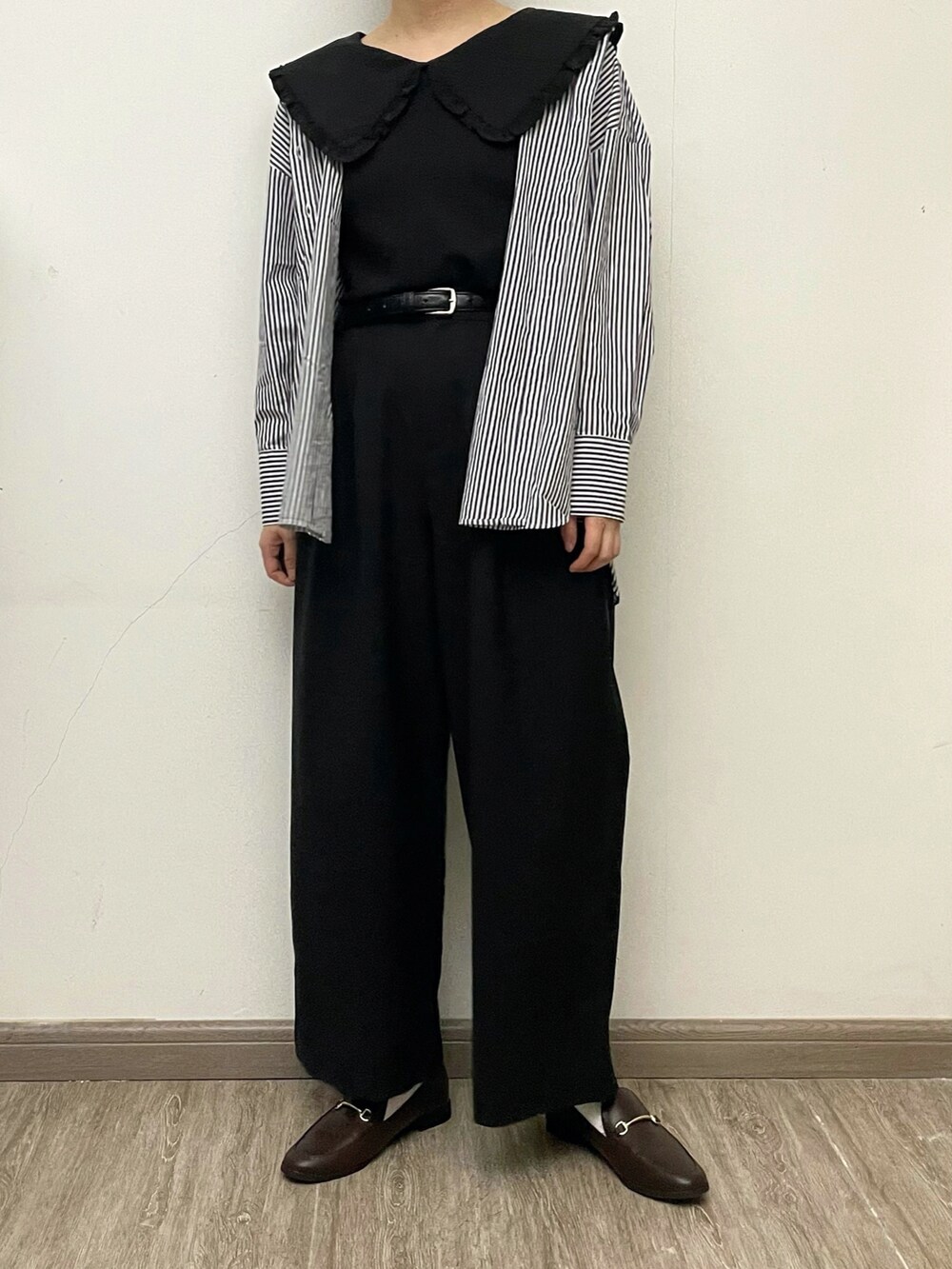 ブラック系のベスト、ブルー系のシャツ/ブラウス、ブラック系のその他パンツを着用したレディースの夏コーディネートの4枚目の写真