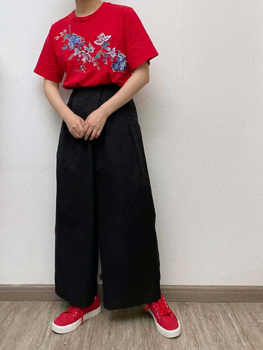 レッド系のTシャツ/カットソー、ブラック系のその他パンツ、レッド系のスニーカーを着用したレディースの夏コーディネートの4枚目の写真