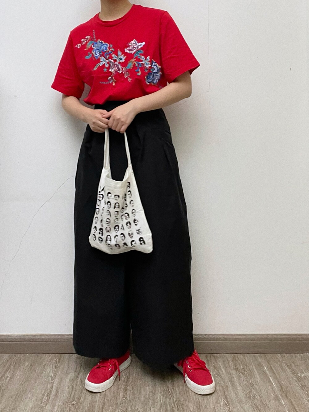 レッド系のTシャツ/カットソー、ブラック系のその他パンツ、レッド系のスニーカーを着用したレディースの夏コーディネートの2枚目の写真