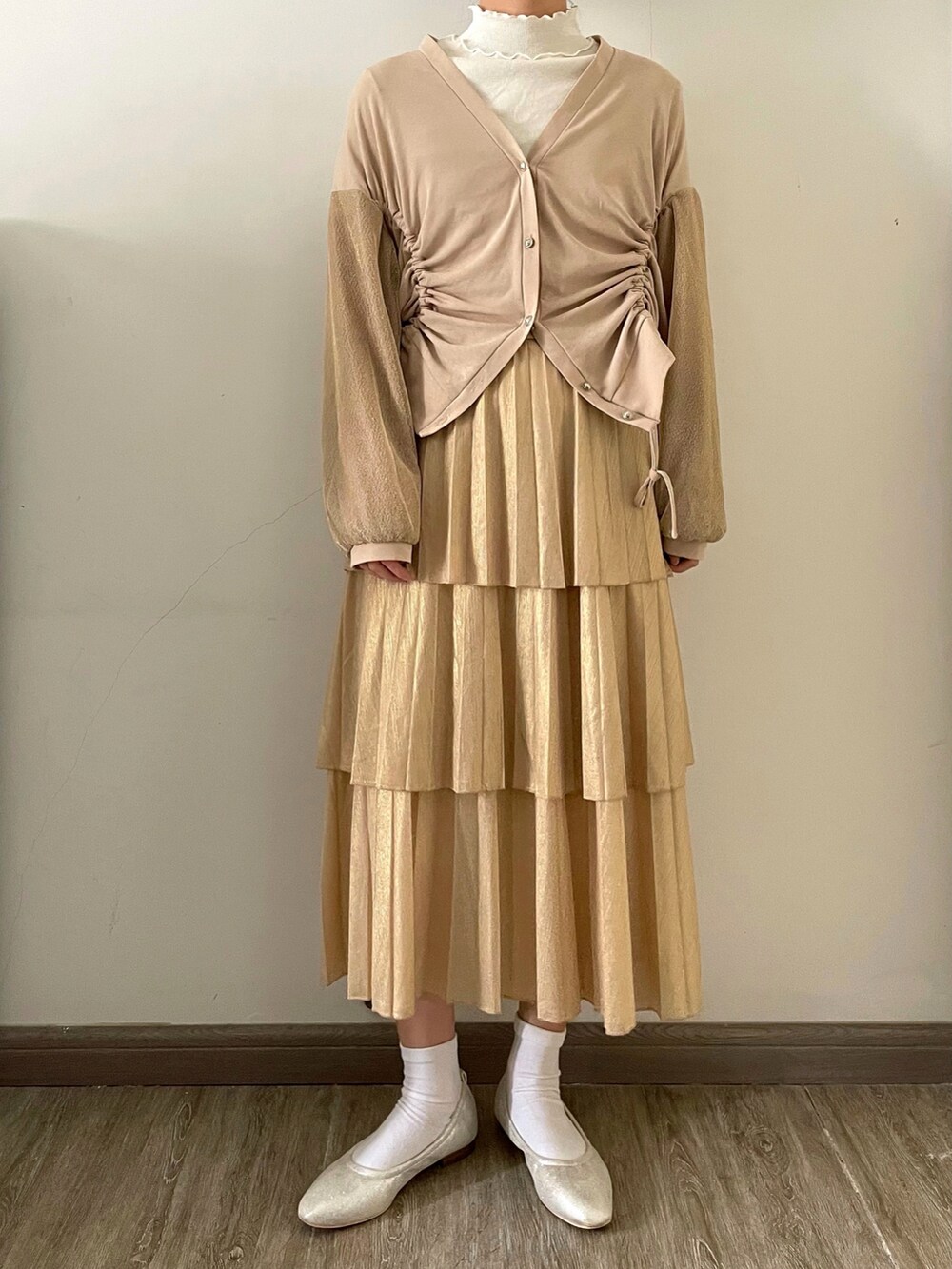 ホワイト系のTシャツ/カットソー、ベージュ系のジャケット/アウター、ゴールド系のスカートを着用したレディースの春コーディネートの2枚目の写真