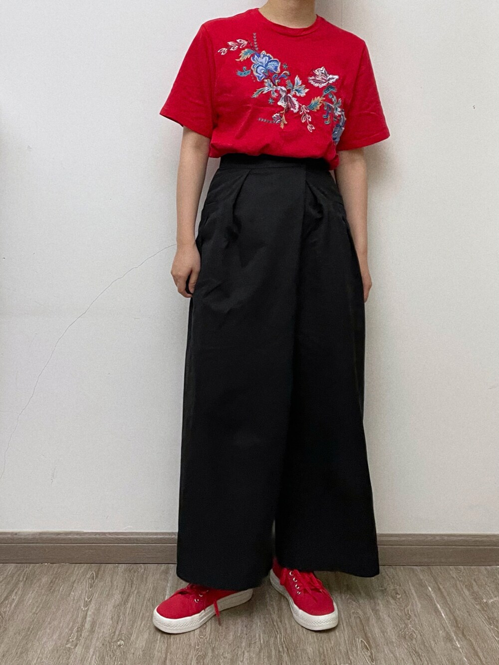 レッド系のTシャツ/カットソー、ブラック系のその他パンツ、レッド系のスニーカーを着用したレディースの夏コーディネートの3枚目の写真