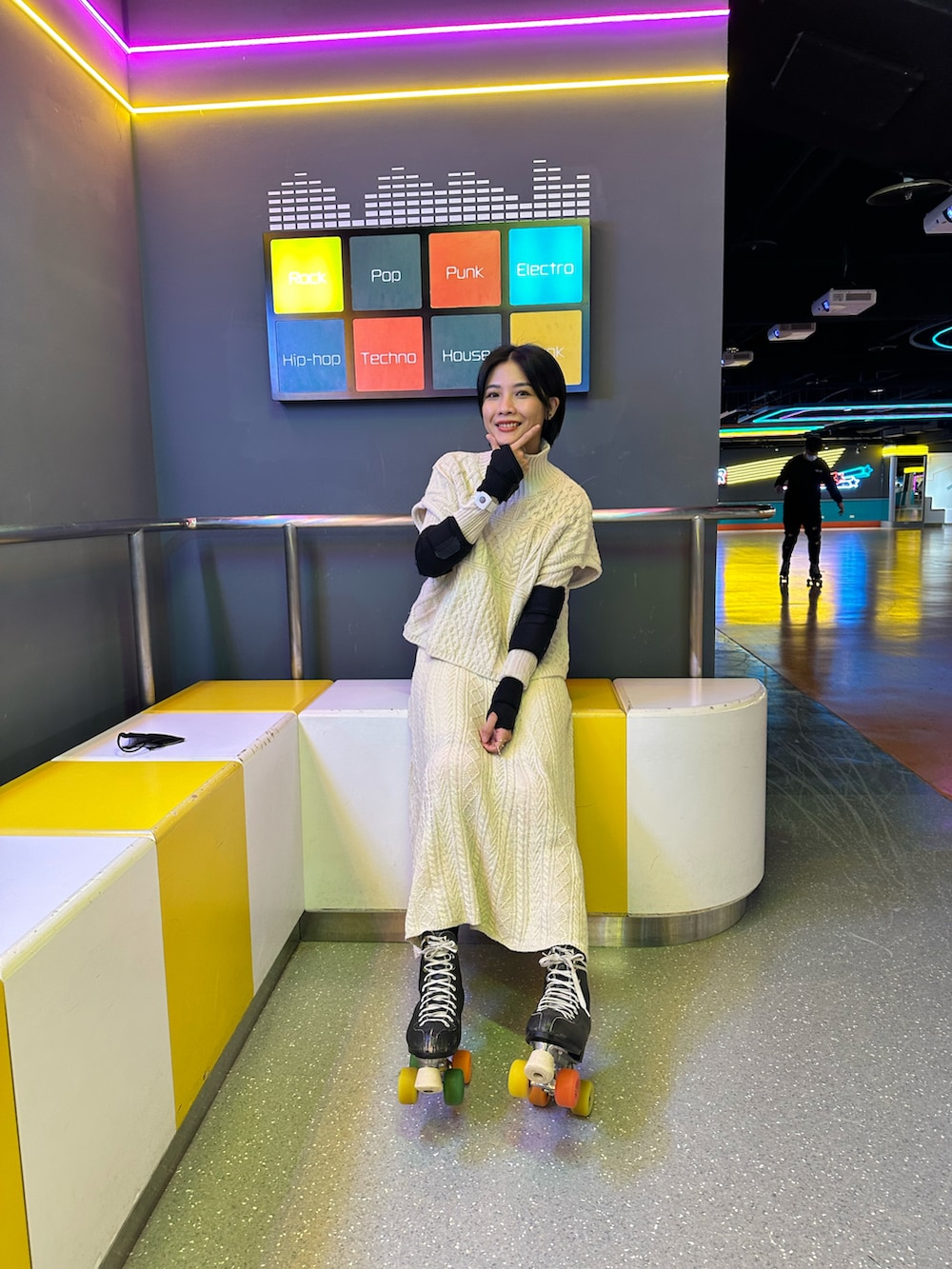 ホワイト系のスカート、ホワイト系のニット/セーター、ホワイト系のニット/セーターを着用したレディースの冬コーディネートの3枚目の写真