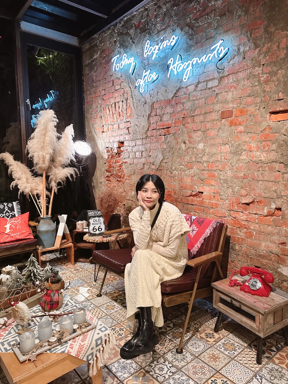 ホワイト系のスカート、ホワイト系のニット/セーター、ホワイト系のニット/セーターを着用したレディースの冬コーディネートの4枚目の写真