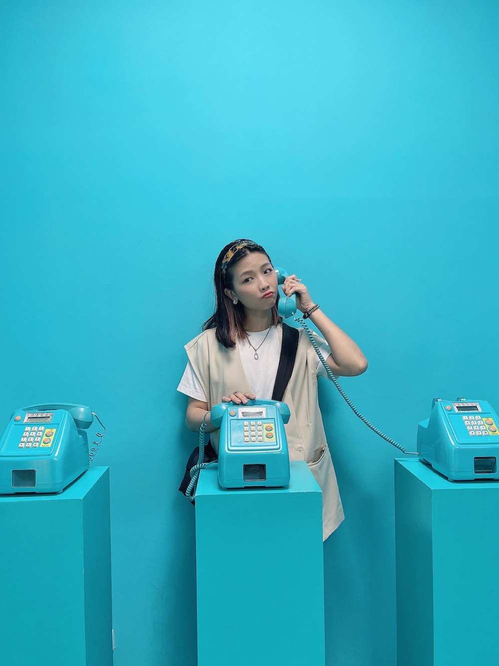 ホワイト系のベスト、ホワイト系のTシャツ/カットソー、ブルー系のその他パンツを着用したレディースの春コーディネートの3枚目の写真