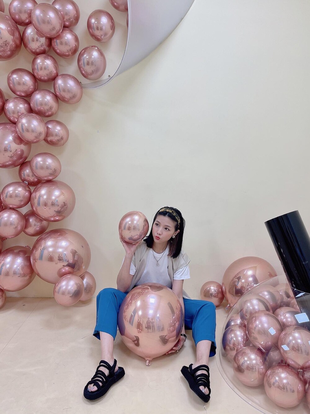 ホワイト系のベスト、ホワイト系のTシャツ/カットソー、ブルー系のその他パンツを着用したレディースの春コーディネートの2枚目の写真