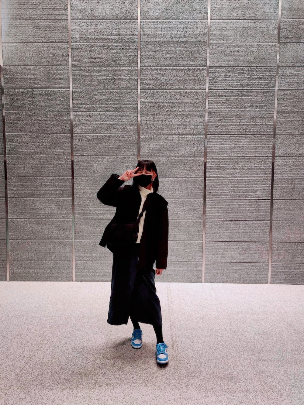 「今日のコーデ、ootd、冬コーデ、ワンピース、アランニット、ベスト、キルティングジャケット、サコッシュ、BOTTEGA VENETA、NIKE、nike dunk」｜「KBFのコーデュロイクロスジャンパースカート（ジャンパースカート、ブルー系）」を使った、Mirandaさん（レディース・167cm）の冬コーディネートの2枚目の写真