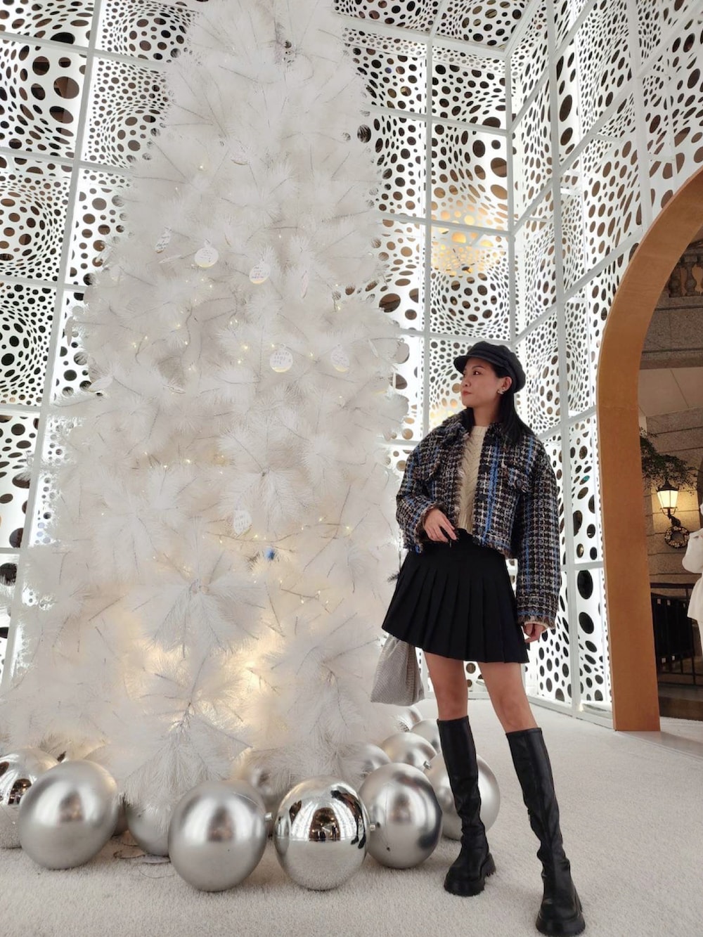 ブラウン系のブルゾン、ブラック系のスカート、ブラック系のブーツを着用したレディースの冬コーディネートの2枚目の写真