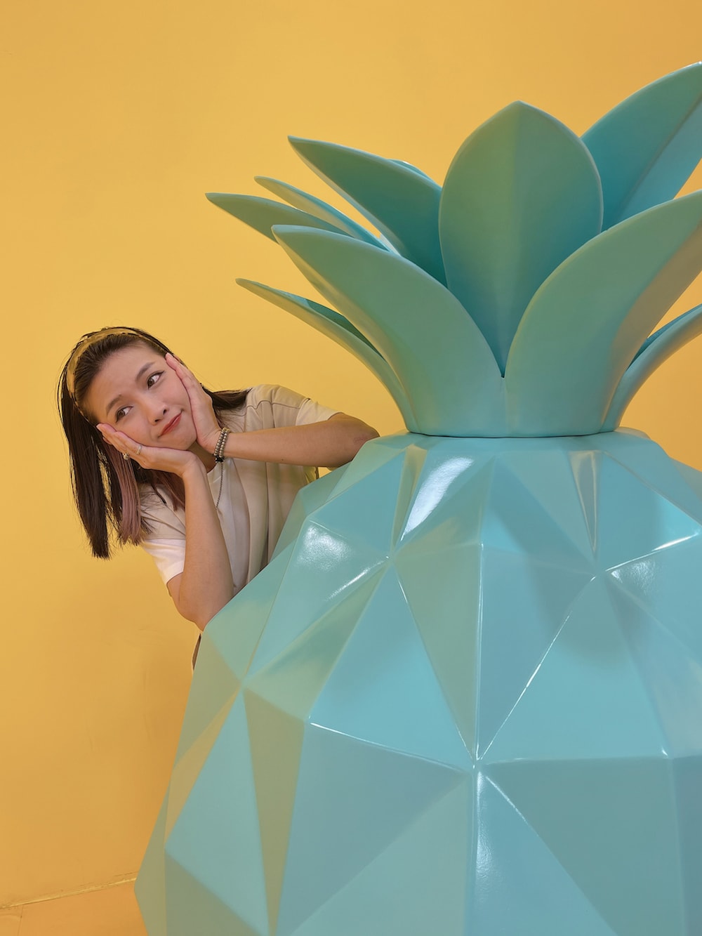 ホワイト系のベスト、ホワイト系のTシャツ/カットソー、ブルー系のその他パンツを着用したレディースの春コーディネートの4枚目の写真