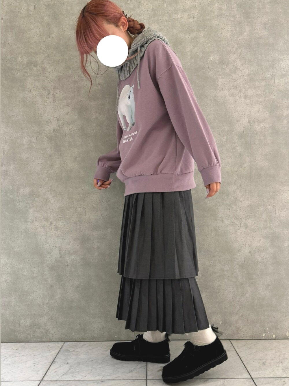 「冬コーデ、プリーツスカート、プリーツティアードスカート、バラクラバ、パープルコーデ、ehka sopo」｜「ehka sopoのティアードプリーツスカート（スカート、グレー系）」を使った、わかなさん（レディース・160cm）の秋コーディネートの2枚目の写真